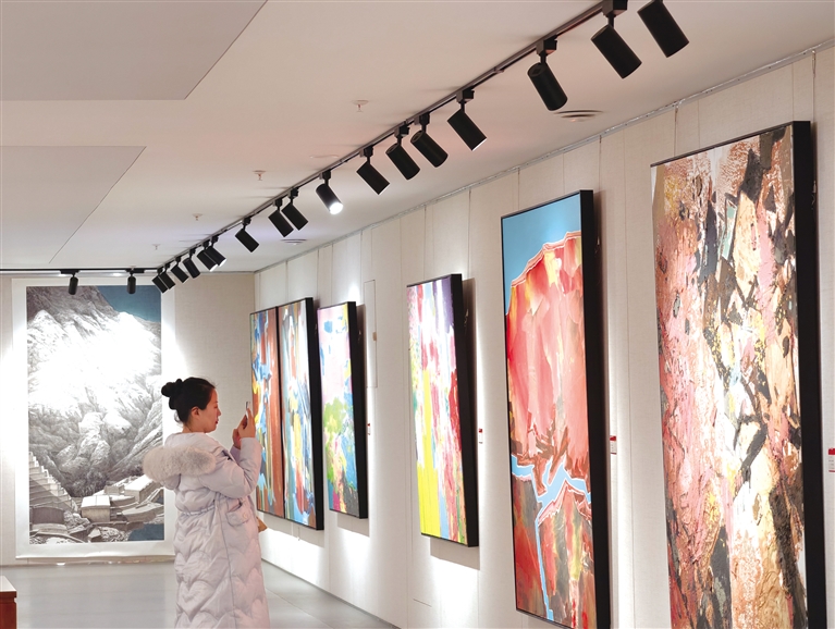 “丝路明珠·彩虹张掖”美术作品展亮相兰州